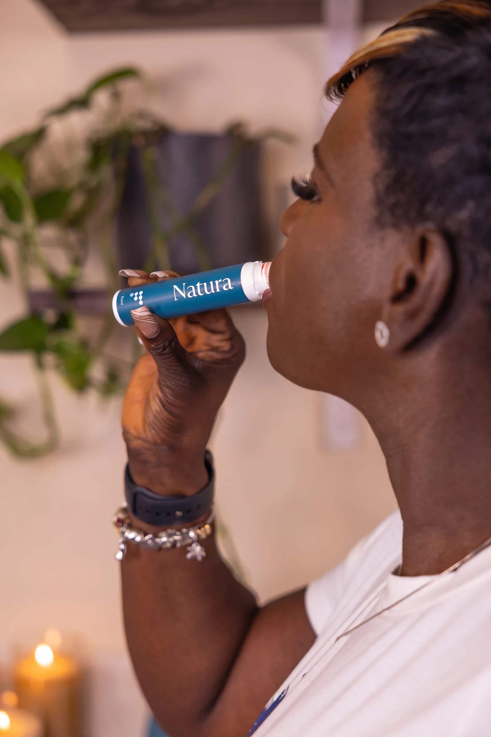 A member taking a Natura daily drink before a meal